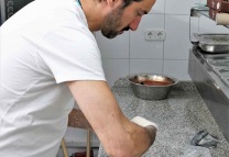 Vorschau Unser Koch beim Pizzateig vorbereiten